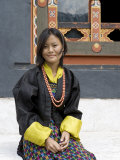 Bhutanese Woman in Typical Dress at Buddhist Festival (Tsechu), Trashi Chhoe Dzong, Thimphu, Bhutan Photographie par Angelo Cavalli