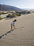 Woman Drawing a Heart in the Sand, Sand Dunes Point, Death Valley National Park, California, USA Photographie par Angelo Cavalli