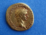 Ancient Gold Coin Used in Pompeii Displayed in a Museum in Pompeii, Italy Fotografie-Druck von Richard Nowitz