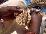 African American Woman Basket Weaves on Market Street in Charleston, South Carolina Fotografie-Druck von Richard Nowitz