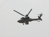 Apache Helicopters in Flight Lámina fotográfica por Skip Brown Apache Helicopters in Flight Lámina fotográfica por Skip Brown