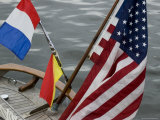 American Flag and Signal Flags Hanging from the Stern of a Sailboat, Mystic, Connecticut Lámina fotográfica por Todd Gipstein American Flag and Signal Flags Hanging from the Stern of a Sailboat, Mystic, Connecticut Lámina fotográfica por Todd Gipstein