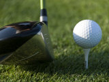 Close View of a Driver Before Hitting a Golf Ball on a Tee, Groton, Connecticut Lámina fotográfica por Todd Gipstein