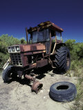 Abandoned Tractor Rusts Away Behind a Coastal Sand Dune, Australia Photographie par Jason Edwards