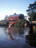 Child Jumps into a Pond on a Farm in Comus, Maryland Photographie par Richard Nowitz