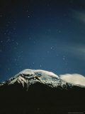 Clouds Hug the Top of Snow-Capped Mount Chimborazo, Ecuador Photographie par Pablo Corral Vega