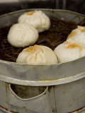 Chinese Dumplings for Sale on the Street in Jingzhou, China Photographie par David Evans