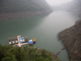Boats and Floating Dock in Front of Dam on Furong River, China Photographie par David Evans