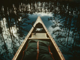 Bow of a Canoe Set against Trees Reflected in the Still Water Valokuvavedos tekijänä Sam Abell Bow of a Canoe Set against Trees Reflected in the Still Water Valokuvavedos tekijänä Sam Abell