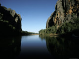 Deep Waters Fill a Billabong in an Outback Desert Gorge, Australia Photographie par Jason Edwards