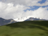 Green Foothill, Snow Capped Peaks in Qilian Mountains, Qinghai, China Photographie par David Evans