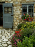 Flowers Line the Path and Adorn a Window of a Tuscan Villa, Tuscany, Italy Photographie par Todd Gipstein