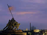 Iwo Jima Monument and Skyline of D.C. at Night, Washington, D.C. Photographie par Kenneth Garrett