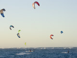 Kiteboarders at Cabarete Photographie par Skip Brown