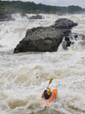 Kayaker Negotiates Big Rapids Photographie par Skip Brown
