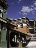 Exterior View of Painted Monastery Buildings with Cloth Curtains, Qinghai, China Photographie par David Evans