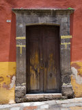 Door in a Painted Building, San Miquel de Allende, Mexico Fotografisk tryk af David Evans