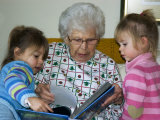 Great Grandmother Reads to Her Great Grandchildren Photographie par Stacy Gold