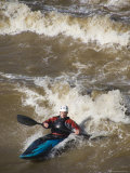 Kayaker Surfs a Standing Wave Photographie par Skip Brown