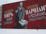 Man Passing by Giant Poster of Lenin, St. Petersburg, Soviet Union Fotografisk trykk av Brimberg & Coulson