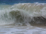 Huge Waves Break near the Shore, Hawaii Photographie par Stacy Gold