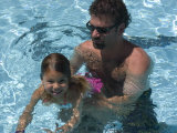 Father Teaches his Child How to Swim, Chevy Chase, Maryland Fotografie-Druck von Stacy Gold
