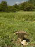 Farmer's Straw Basket and Hat Sitting in the Grass in Rural China Photographie par David Evans