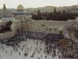 Crowd Gathers Before the Wailing Wall to Celebrate Shavuot Photographie par James L. Stanfield