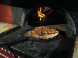 Pizza Comes Out of a Brick Oven in a Restaurant in Rome, Italy Fotografisk tryk af Richard Nowitz Pizza Comes Out of a Brick Oven in a Restaurant in Rome, Italy Fotografisk tryk af Richard Nowitz