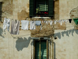 Laundry Hanging on a Line in Venice, Italy Lámina fotográfica por Todd Gipstein