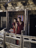 Monks on a Balcony Taking a Break from their Studies, Qinghai, China Photographie par David Evans