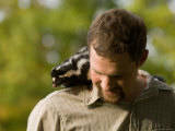 Man Holds a Spotted Skunk in Missouri Lámina fotográfica por Joel Sartore