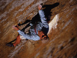 Man Rock Climbing in Kenya, East Africa Photographie par Bobby Model