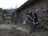Rural Resident of Qinghai Province in a Farmyard, China Photographie par David Evans