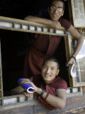 Monks Look Through a Window as They Take a Break from their Studies, Qinghai, China Photographie par David Evans