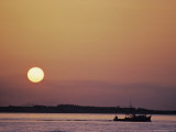 Oyster Boat on the Chesapeake at Sunset Photographie par Kenneth Garrett