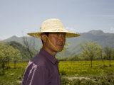 Man in a Straw Hat in Chinese Countryside, Dajuhu, China Photographie par David Evans