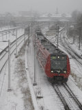One Red Train on Snow Day, Copenhagen, Denmark Lámina fotográfica por Brimberg & Coulson One Red Train on Snow Day, Copenhagen, Denmark Lámina fotográfica por Brimberg & Coulson