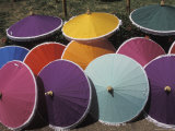 Umbrellas for Sale in Bangkok, Thailand Fotografisk tryk af Richard Nowitz Umbrellas for Sale in Bangkok, Thailand Fotografisk tryk af Richard Nowitz
