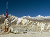 Prayer Flags and Snowy Peaks on a Pass near Lo Monthang, Mustang Photographie par Stephen Sharnoff