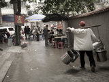 Man Carries Pots Tied to Stick over his Shoulders in Chongqing, China Photographie par David Evans