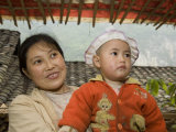 Mother and Child of the Miao People of Chongqing Province, China Photographie par David Evans