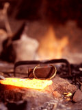 Traditional Barabaig Blacksmith Makes a Brass Bracelet Photographie par David Pluth