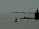 Submarine Cruising on the Surface of the Thames River, Groton, Connecticut Fotografisk tryk af Todd Gipstein Submarine Cruising on the Surface of the Thames River, Groton, Connecticut Fotografisk tryk af Todd Gipstein