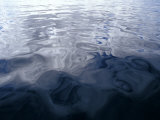 Very Calm Ocean Reflects Grey-Blue Clouds Floating Towards the Coast, Australia Photographie par Jason Edwards