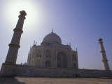The Taj Mahal and Two Minarets Silhouetted against a Clear Blue Sky, Agra, India Photographie par Jason Edwards