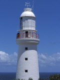 The 1848 Cape Otway Lighthouse Overlooks a Calm Sea Beneath a Blue Sky, Australia Photographie par Jason Edwards