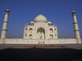 The Taj Mahal and Two Minarets at Dawn against a Clear Blue Sky, Agra, India Photographie par Jason Edwards