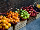 Six Baskets of Assorted Fresh Fruit for Sale at a Siena Market, Tuscany, Italy Fotografie-Druck von Todd Gipstein