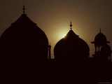 Taj Mahal Mosque Domes and Turrets Silhouetted at Sunset Photographie par Jason Edwards